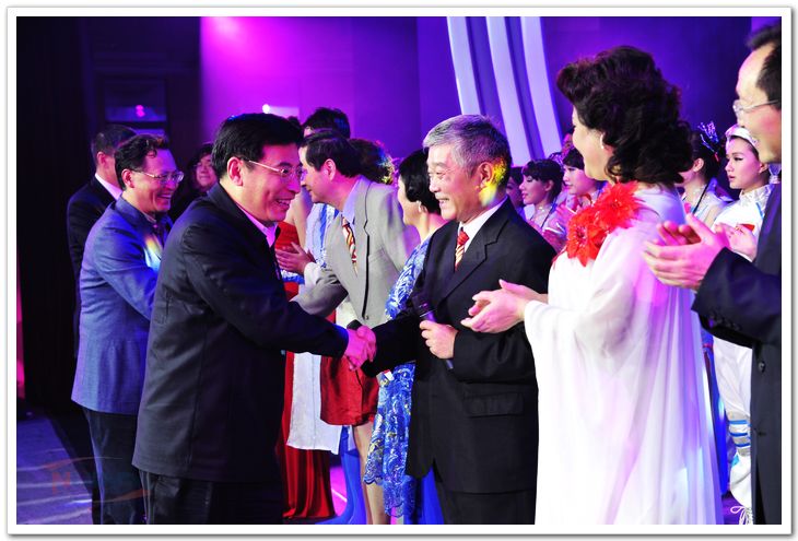 苗圩部长慰问参加校庆晚会演出的演员