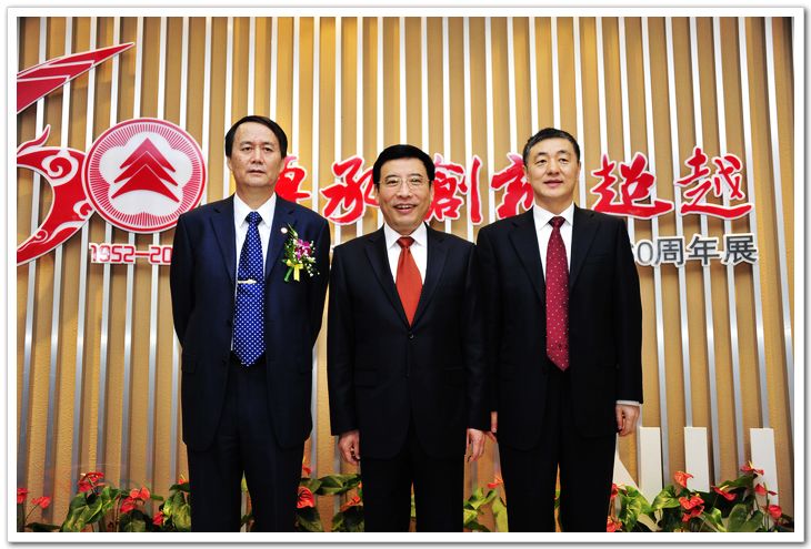 苗圩部长参观申搏建校60周年展览