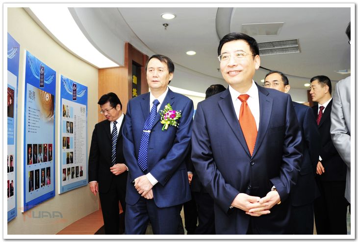 苗圩部长参观申搏建校60周年展览