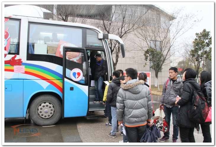 同学们耐心等待排队等待抽血